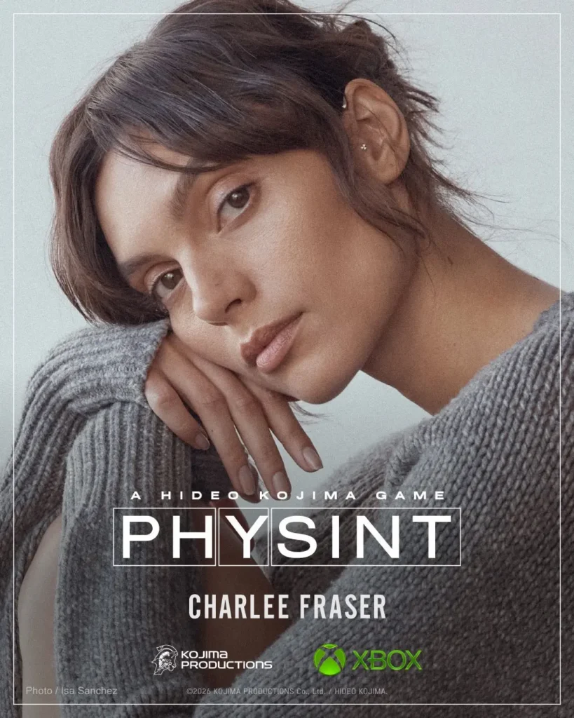 Pôster promocional do jogo Physint com a atriz Charlee Fraser apoiada na mão e vestindo um casaco de tricot cinza. Na parte inferior, destacam-se o título A Hideo Kojima Game Physint, o nome da atriz e os logotipos da Kojima Productions e do Xbox.
