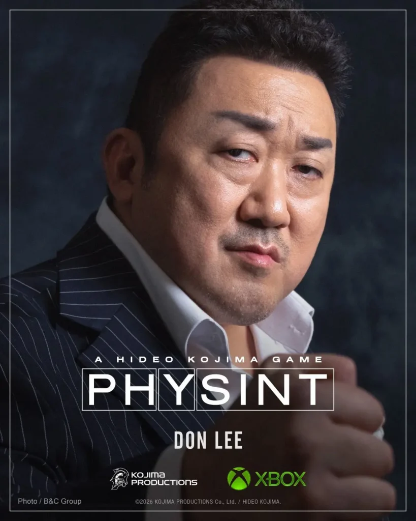 Pôster promocional do jogo Physint com o ator Don Lee vestindo um terno risca de giz escuro e camisa branca. Na parte inferior, destacam-se o título A Hideo Kojima Game Physint, o nome do ator e os logotipos da Kojima Productions e do Xbox.