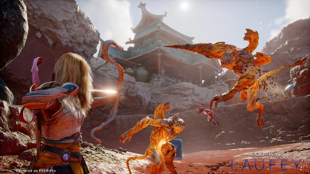 Faye (Laufey) em combate com arco e flecha contra criaturas mágicas no Everywhen em God of War Laufey