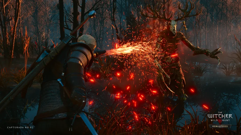 Geralt de Rivia a lançar o sinal de fogo Igni contra um monstro Leshen numa floresta escura e pantanosa, destacando os novos efeitos de luz e partículas brilhantes de The Witcher 3: Wild Hunt Remastered. No canto inferior esquerdo, encontra-se o texto "Capturada no PC".