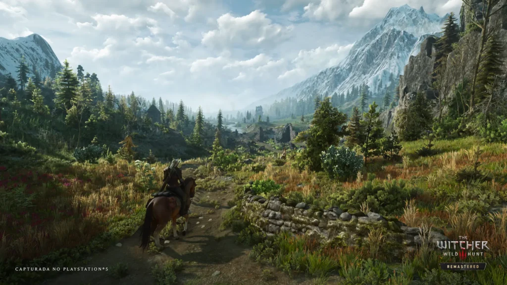 Geralt de Rivia cavalgando seu cavalo Carpeado por um vale verdejante com montanhas ao fundo, demonstrando a nova iluminação e os gráficos aprimorados de The Witcher 3: Wild Hunt Remastered. No canto inferior esquerdo, há o texto "Capturada no PlayStation 5".