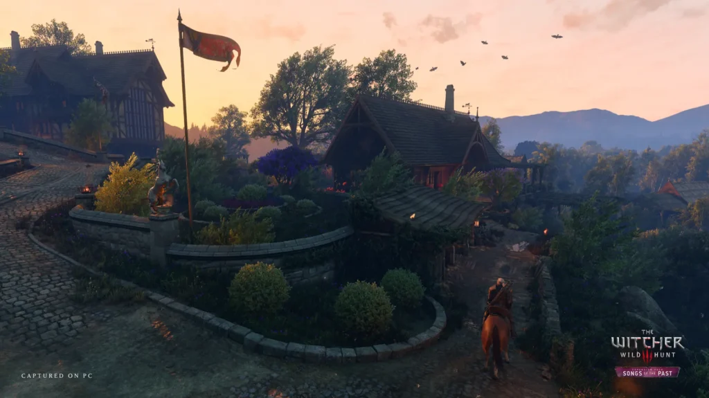 Captura de tela do jogo The Witcher 3: Songs of the Past mostrando a região de Letten. Geralt de Rivia aparece montado a cavalo em uma estrada de pedra que leva a um vilarejo campestre ao pôr do sol, com flores, casas rústicas e colinas ao fundo.